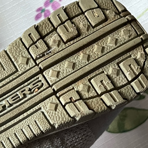 Sketchers Size 7 - Picture 12 of 12